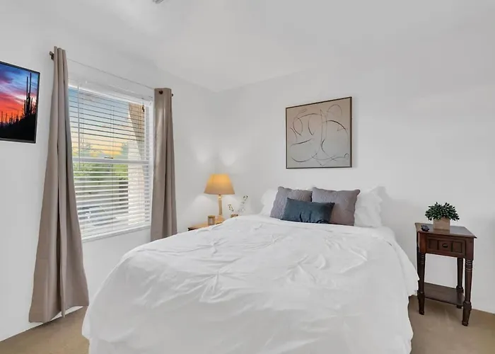 Family Home-mins From The Loop With Hot Tub