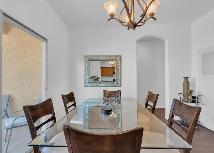 Family Home-mins From The Loop With Hot Tub Holiday home