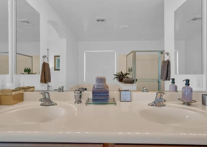 Family Home-mins From The Loop With Hot Tub *