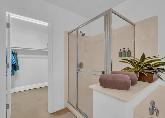 Family Home-mins From The Loop With Hot Tub Holiday home
