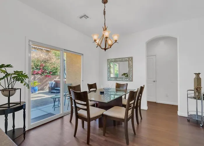 Family Home-mins From The Loop With Hot Tub *