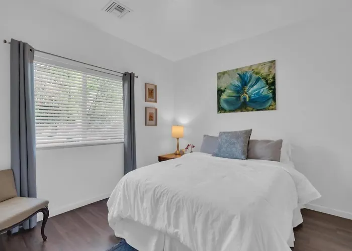 Family Home-mins From The Loop With Hot Tub