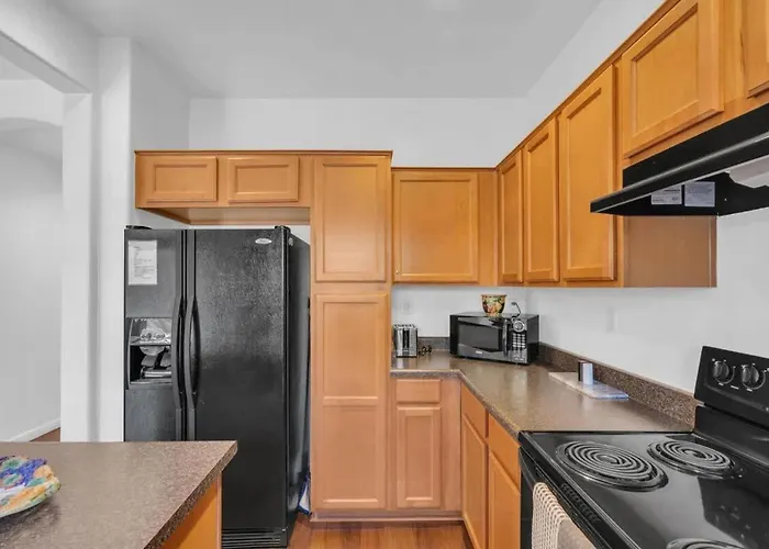 Family Home-mins From The Loop With Hot Tub *