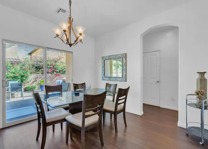 Family Home-mins From The Loop With Hot Tub