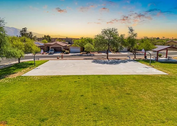 Family Home-mins From The Loop With Hot Tub