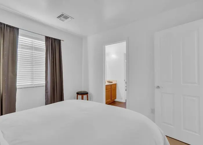 Family Home-mins From The Loop With Hot Tub *