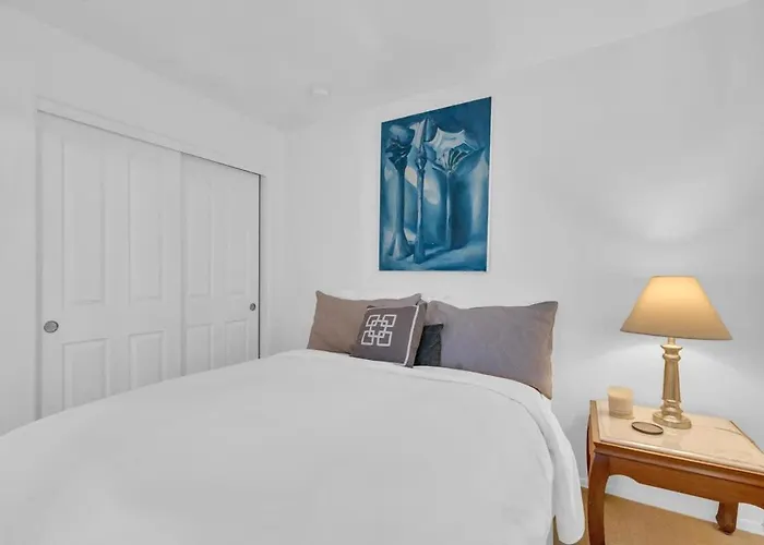 Family Home-mins From The Loop With Hot Tub Holiday home