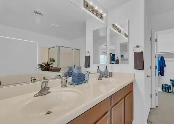 Family Home-mins From The Loop With Hot Tub
