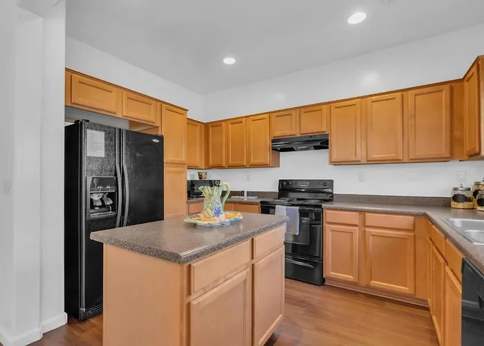Family Home-mins From The Loop With Hot Tub
