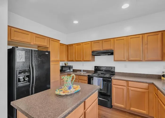 Family Home-mins From The Loop With Hot Tub