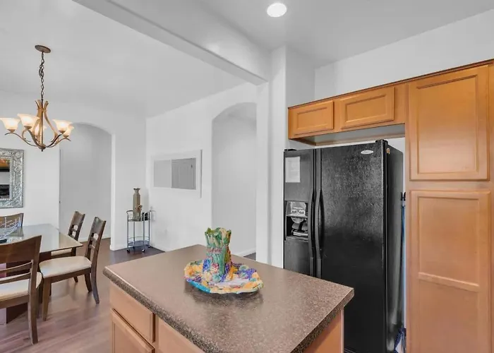 Family Home-mins From The Loop With Hot Tub Holiday home