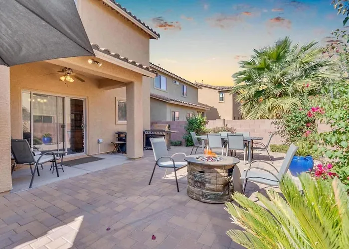 Family Home-mins From The Loop With Hot Tub Holiday home
