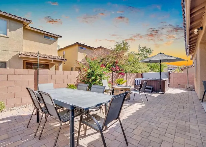 Family Home-mins From The Loop With Hot Tub Holiday home